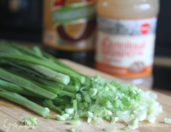 Мелко нарезать укроп и зеленый лук.