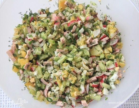 Соединить все подготовленные ингредиенты, посолить, заправить сметаной.