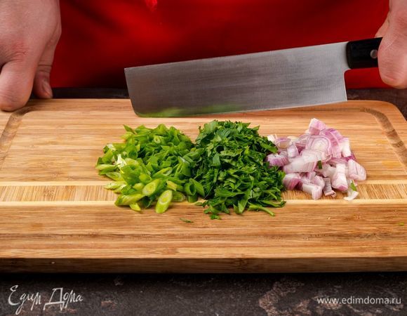 Нарежьте лук и зелень.