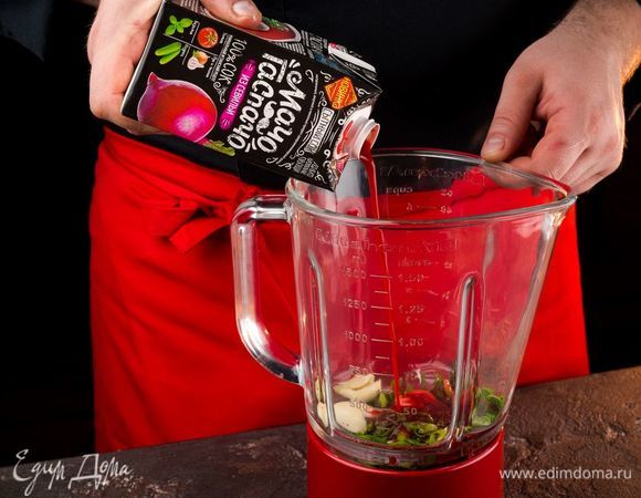 В блендере соедините сок «МачоГаспачо из Севильи», нарезанные ингредиенты, сахар и перец, чеснок.