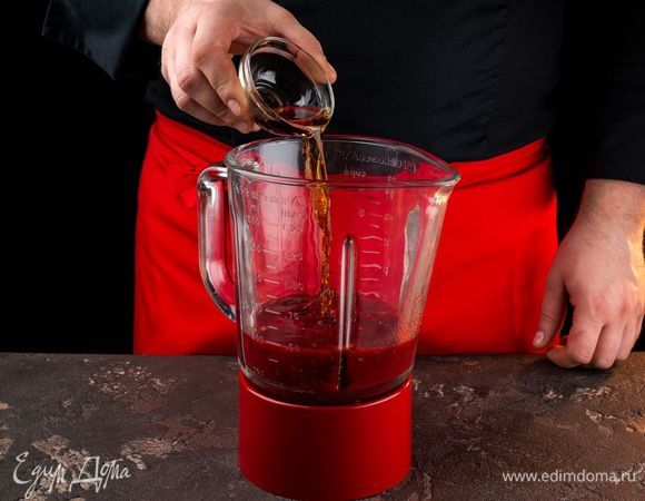 Добавьте красный винный уксус. Посолите по вкусу и пробейте все до однородной массы. 