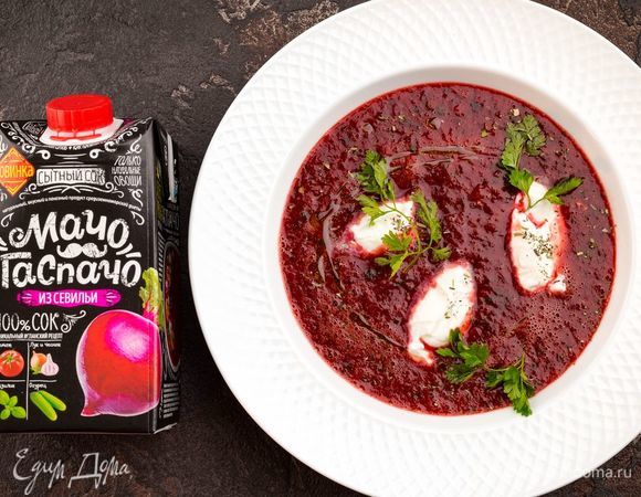 Разлейте суп по тарелкам, сверху положите в центр тарелки немного мягкого козьего сыра и зелень. Сбрызните гаспачо оливковым маслом. Приятного аппетита!