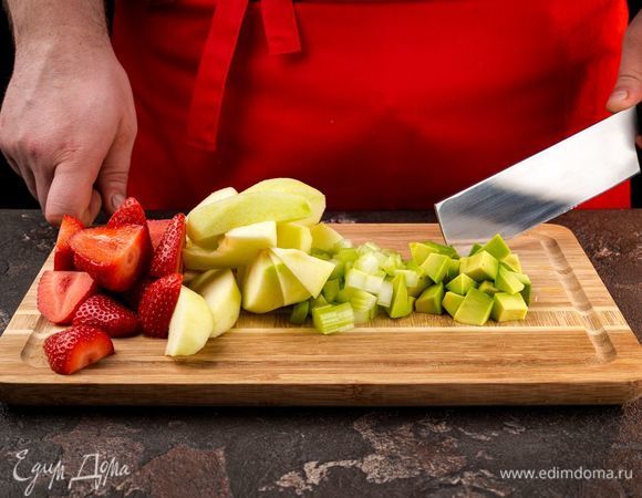 Авокадо и яблоки очистите и нарежьте на кусочки. Сельдерей промойте и нарежьте кусочками. Также промойте и нарежьте клубнику.