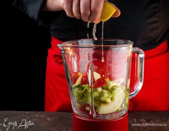 Соедините все ингредиенты в блендере, добавьте лимонный сок и измельчите до однородного состояния. 