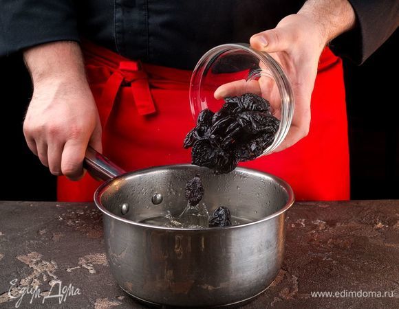 Промойте чернослив и отварите в небольшом количестве воды.