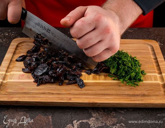 Петрушку и чернослив измельчите.