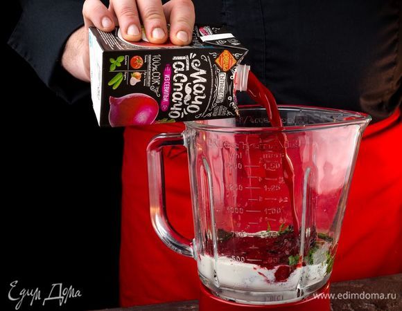 Соедините сок «МачоГаспачо из Севильи», чернослив, зелень, соль и сливки. Взбейте в блендере. 