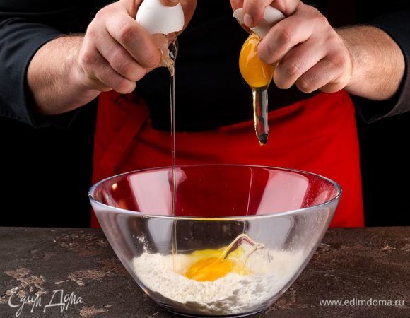 Яйцо смешайте с мукой, солью и крахмалом. 