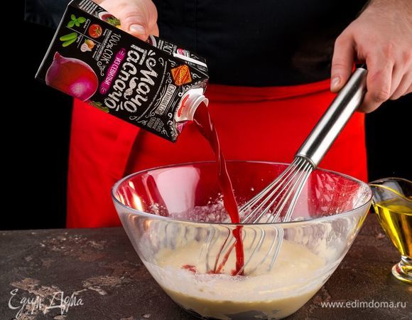 Добавить сок «МачоГаспачо из Севильи» и оливковое масло. Все хорошо перемешать.