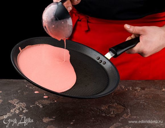 Пожарить блинчики с обеих сторон.