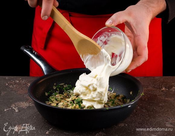 Приготовьте начинку. Лук, петрушку и грибы нарезать мелко, соединить со сметаной и тушить на маленьком огне. Готовую начинку остудить.