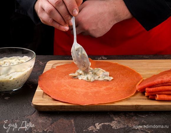 Выложить начинку на блинчик и завернуть. 