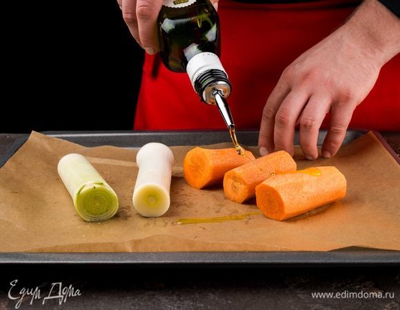 Морковь и лук и промыть, обсушить, нарезать на части и выложить на противень. Сверху сбрызнуть оливковым маслом и запечь до готовности при 200°С. 