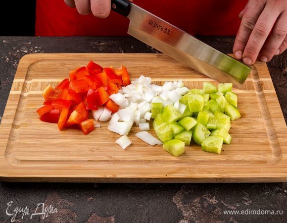 Почистите огурцы, лук и перец. Нарежьте кубиками. 