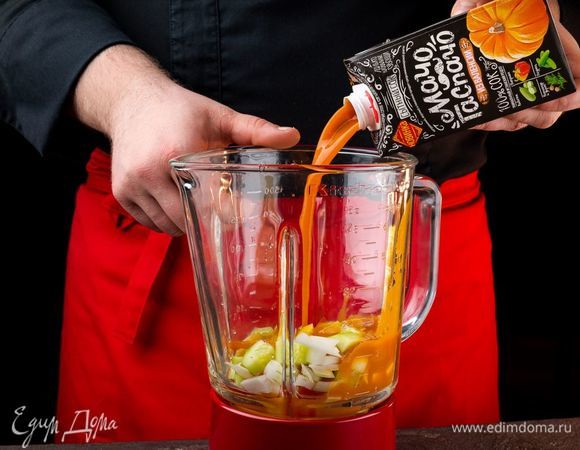 Смешайте в блендере нарезанные овощи, лимонный сок и сок «МачоГаспачо из Валенсии». Взбейте все тщательно до однородной массы. 