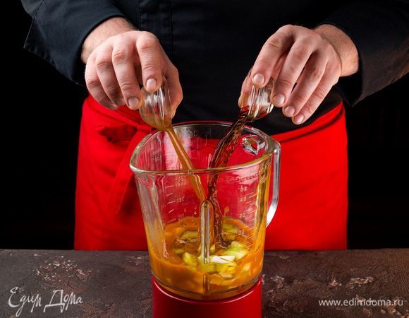 Добавьте оливковое масло, чеснок, соль и перец по вкусу, соус табаско. Снова перемешайте в блендере. 