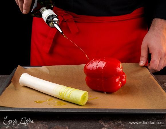 Застелите противень фольгой, выложите перцы и лук порей, посолите, посыпьте пряными травами и сбрызните оливковым маслом. Запекайте при 200°С до готовности.