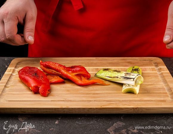 Достаньте овощи и снимите кожицу с перцев. Удалите из перцев семена.