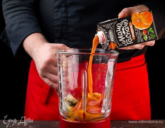 Добавьте сначала 100 мл сока «МачоГаспачо из Валенсии». Измельчите все до однородной консистенции. Если потребуется, добавьте и остальной сок.