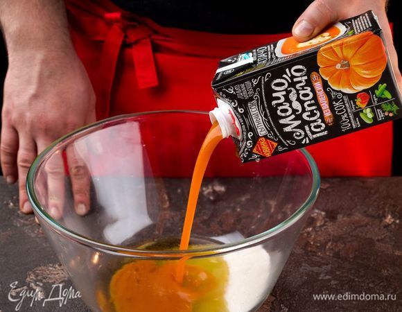 В емкость налейте сок «МачоГаспачо из Валенсии», добавьте сахар, соль и растительное масло. Взбейте все миксером до однородной смеси. 