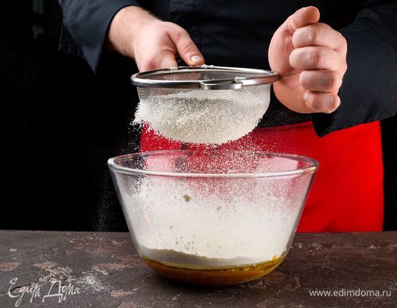 Просейте муку и добавляйте частями. Затем добавьте разрыхлитель и все хорошо перемешайте.