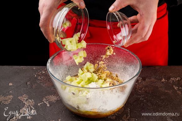 Яблоко и орехи нарежьте небольшими кусочками и добавьте в тесто.