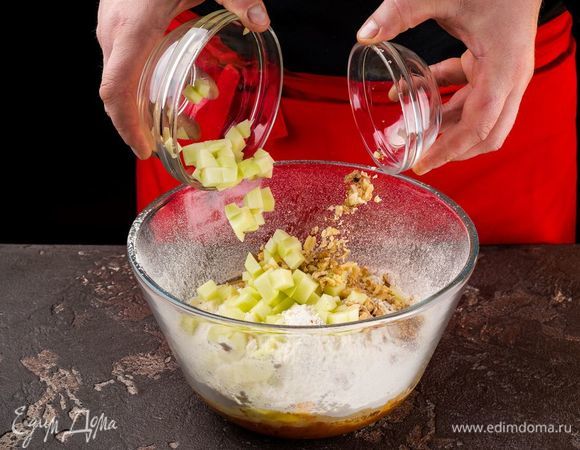 Яблоко и орехи нарежьте небольшими кусочками и добавьте в тесто. 