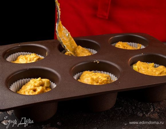 Если у вас не силиконовые формочки, смажьте их маслом и посыпьте мукой. Выложите тесто и поставьте в предварительно разогретую до 180°С духовку. Выпекайте 45 минут до готовности. 