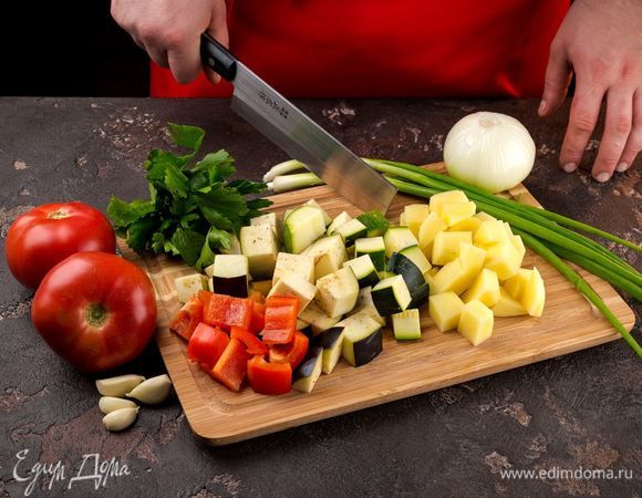 Подготовьте и нарежьте овощи.

