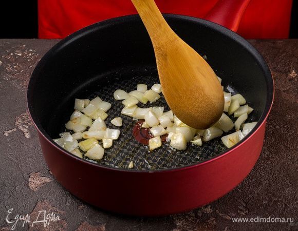 На дно сотейника налейте масло. Сначала тушите нарезанный репчатый лук.

