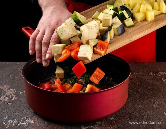 Далее добавьте болгарский перец, затем кабачки, баклажаны, картофель, чеснок, помидоры.