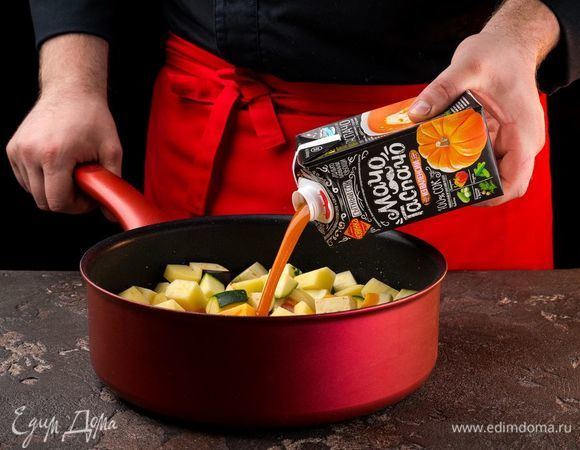 Добавьте сок «МачоГаспачо из Валенсии», специи по вкусу. Накройте крышкой и тушите на слабом огне 30 минут. Если образуется много жидкости, крышку можно открыть. 