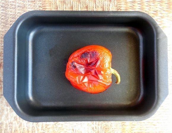 Пока варится рис, приготовим крем. По возможности крем лучше приготовить заранее, так как ему нужно время, чтобы немного загустеть в холодильнике. Итак, духовку разогреть до 180°С. Болгарский перец тщательно вымыть и обсушить. Поместить перец на противень и запекать примерно 40 минут (перевернув 1 раз в середине запекания), пока кожица не обуглится и не начнет трескаться. 