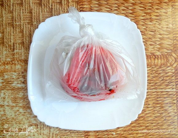 Горячий перец поместить в полиэтиленовый пакет, завязать и оставить на 15 мин. Готовый рис выложить на плоское блюдо, чтобы быстрее остыл. 