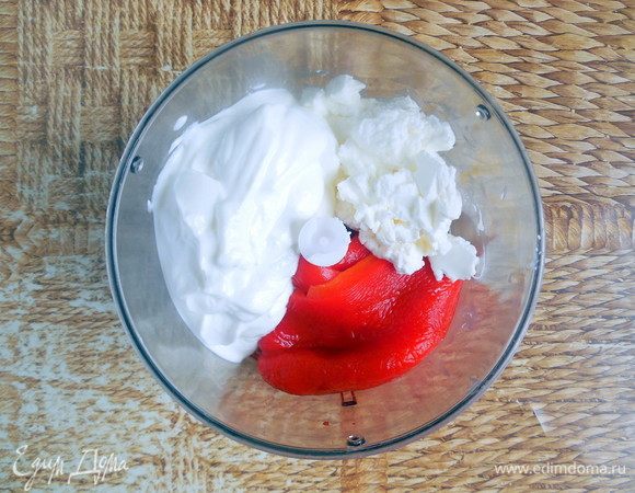 Для крема: в чашу блендера поместить запеченный перец, сливочный сыр и мягкий творог. Все взбить до однородности. 