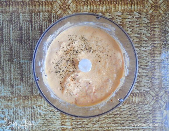 Приправить крем по вкусу солью и перцем. Убрать в холодильник, пока готовятся кексы. Крем немного загустеет. 