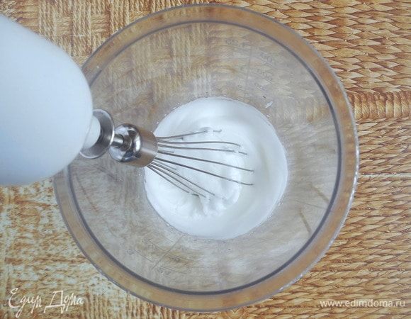 Белок взбить со щепоткой соли до устойчивых пиков. 