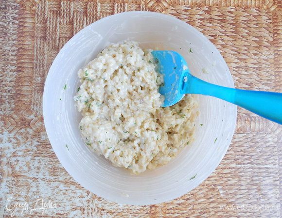 Аккуратно лопаткой вмешать белок в тесто в 2 приема, перемешивая снизу вверх.