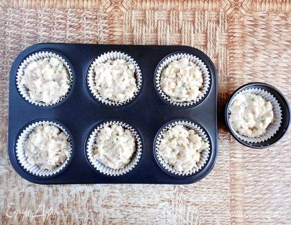 В формы для маффинов выложить бумажные вкладыши. Заполнить формы тестом на ¾ объема. Из указанного количества теста получается 7 небольших кексов. 
Выпекать 30 мин. Затем сразу вынуть из форм, чтобы кексы не отсырели. Остудить на решетке.
