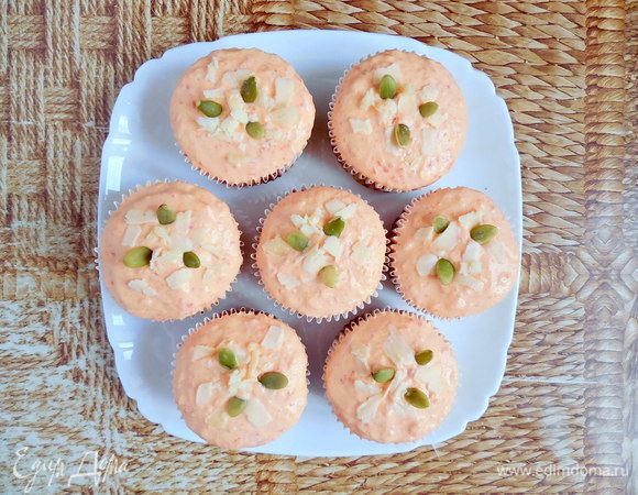 На остывшие кексы сверху намазать крем из запеченного перца. Украсить сырной стружкой и тыквенными семечками. Закуска-обман готова! Приятного аппетита! 