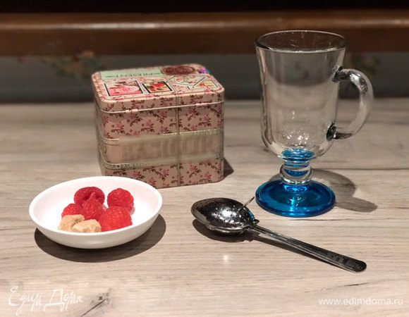 Это все, что нам пригодится: чашка, малина, сахар, ложечка для заваривания, ну и ваш любимый чай! У меня белый травяной)