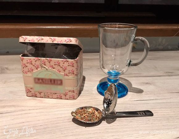 Предварительно вскипятите чайник и после выключения дайте ему постоять 7–10 минут. Чай засыпаем в ложечку для заваривания, кладем ее в чашку, заливаем остывшим кипятком.