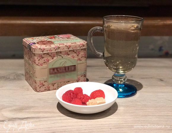 Когда чай заварился, вытаскиваем ложечку (мне понадобилось на это 3 минуты). Прямо в чашку закладываем малину и тростниковый сахар.
