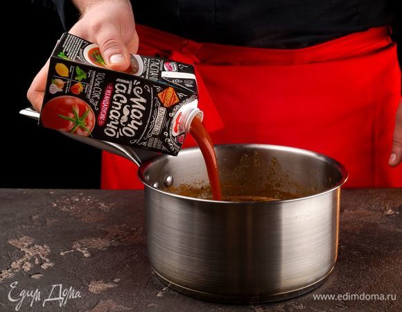 Добавьте в бульон перья лука, чеснок и перец чили. Добавьте сок «МачоГаспачо из Андалусии». Все перемешайте и доведите до кипения.