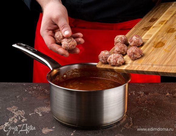 Убавьте огонь и аккуратно опустите в бульон фрикадельки. Варите 20 минут до готовности.