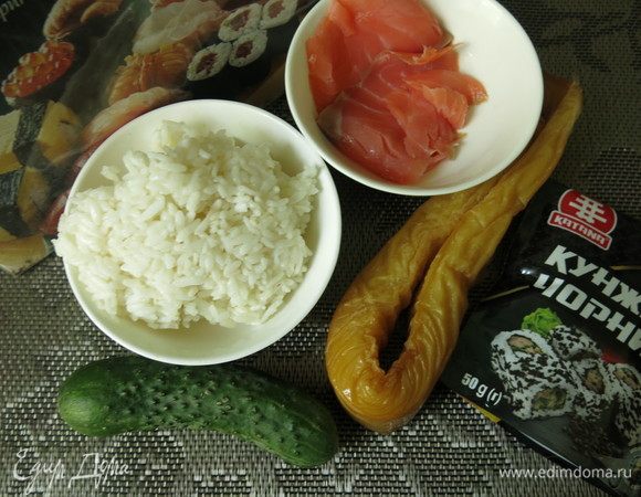 В интернете нашла картинку, захотелось приготовить, не знала, из чего делается прозрачная часть. В одном из рецептов суши-кадзари готовили из какой-то рыбной колбасы, ее я заменила на кальмары. И в этом рецепте решила использовать этот продукт. А после нашла и описание, оказывается, и в оригинале сверху слой кальмаров.