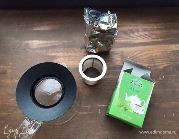 Завариваем чай с мятой. Мне привезли настоящий мятный чай со Шри-Ланки, поэтому я решила использовать именно его. Вы можете заварить обычный черный чай и добавить в него несколько листиков мяты.
