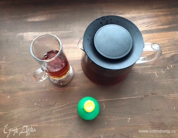 Если вы любите сладкий чай, то лучше добавить сахар в еще горячий напиток и растворить его там.
Остудить чай, процедить, разлить по высоким стаканам (стаканы наполняем наполовину)
Добавить в каждый стакан 1 ч. л. сока лайма. У меня не было настоящего лайма дома, поэтому я использовала концентрированный сок.