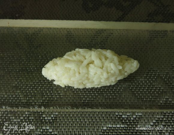 Из 30 г отварного и заправленного риса формируем тело карпа.