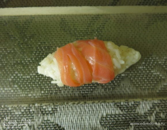 Кладем на него кусочек рыбы, можно использовать тонкие полоски.